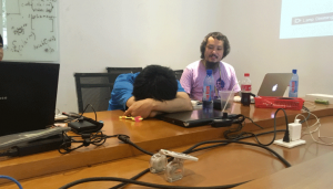 WEEKLY IT CAMPプログラミングコースで眠くて起きない生徒を見守る講師